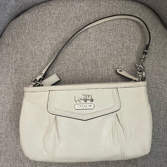 COACH- White Bag Smooth
Finish Classic Design - Picture 1 of 6